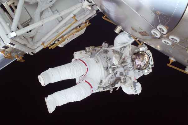 astronaut-spacewalk-space-shuttle-discovery-39651.jpeg